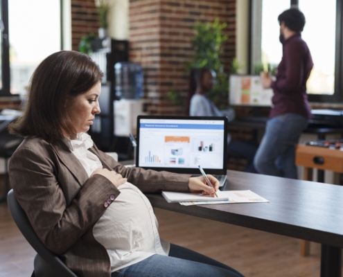 Salário-maternidade do INSS: quem tem direito e como pedir