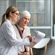 paciente-com-cancer-2048×1365 Acesso a Medicamentos de Alto Custo: Direitos e Recursos Legais