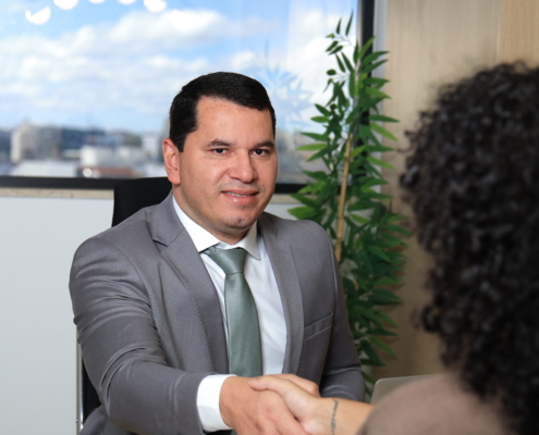 Entenda como ficou a tributação de aposentadorias e pensões recebidas do Brasil por residentes no exterior após decisão do STF (Tema 1174) e atualização da Receita. Veja o papel de tratados de bitributação, acordos previdenciários e um roteiro prático de organização.