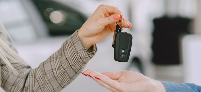 Veículo arrematado em leilão, pago e quitado, mas sem documentação: o que o consumidor pode exigir e como se proteger de multas e bloqueios